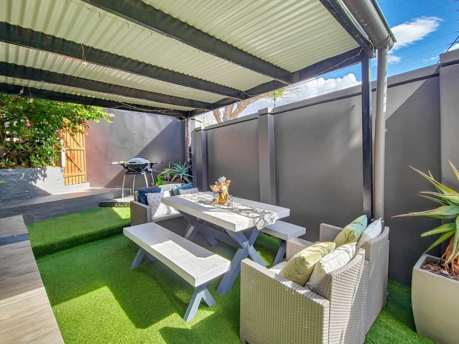 6 Bedroom Property for Sale in Vredehoek Western Cape